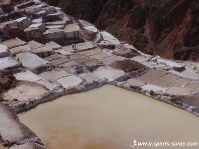 Photo d'un travailleur indien sur la saline à Maras au Pérou